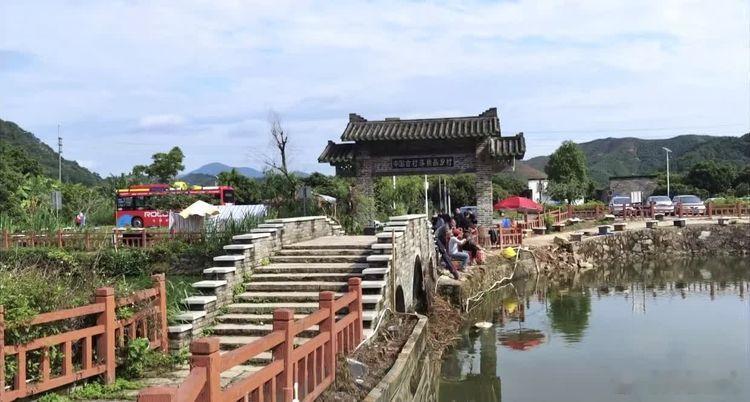 行香子•宣坑红荔  翠拥云台，溪绕古村。柏参天、仙迹犹存。鸟鸣佛坳，鏖...