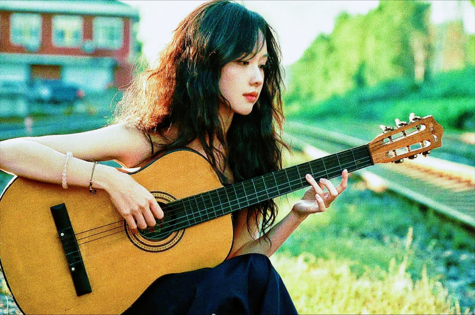 如果有一把吉他，能弹出心里话🎸
#陈都灵文艺吉他照# ​