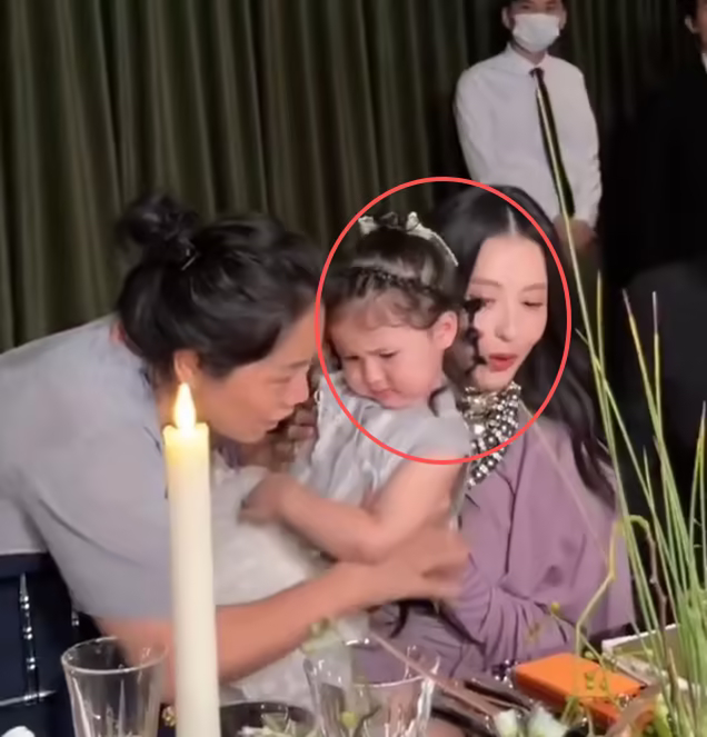 张柏芝抱韩安冉女儿上热搜，网友吐槽：拿孩子硬往人家身上放
近日，张柏芝在华伦天奴晚宴与韩安冉 2 岁女儿优米的互动冲上热搜。热搜通稿编织出一段暖心故事：张柏芝蹲身想要拥抱优米，孩子认生躲闪，她没有面露不快，靠做鬼脸十多秒哄笑孩子，顺利抱上小朋友，温柔举动收获全网盛赞。但回看现场原视频 ​