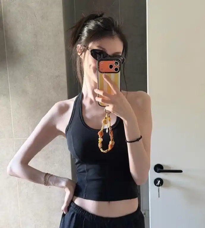 何穗产后晒照露出妊娠纹冲上热搜，她特意叮嘱团队别修掉，说这是孩子来过的痕迹，网友从惊讶看到点赞 ​