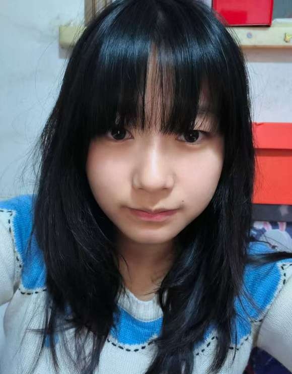 以前总不服老师那句话，你们这个年龄不化妆都是最美的。 现在看见高中生才...