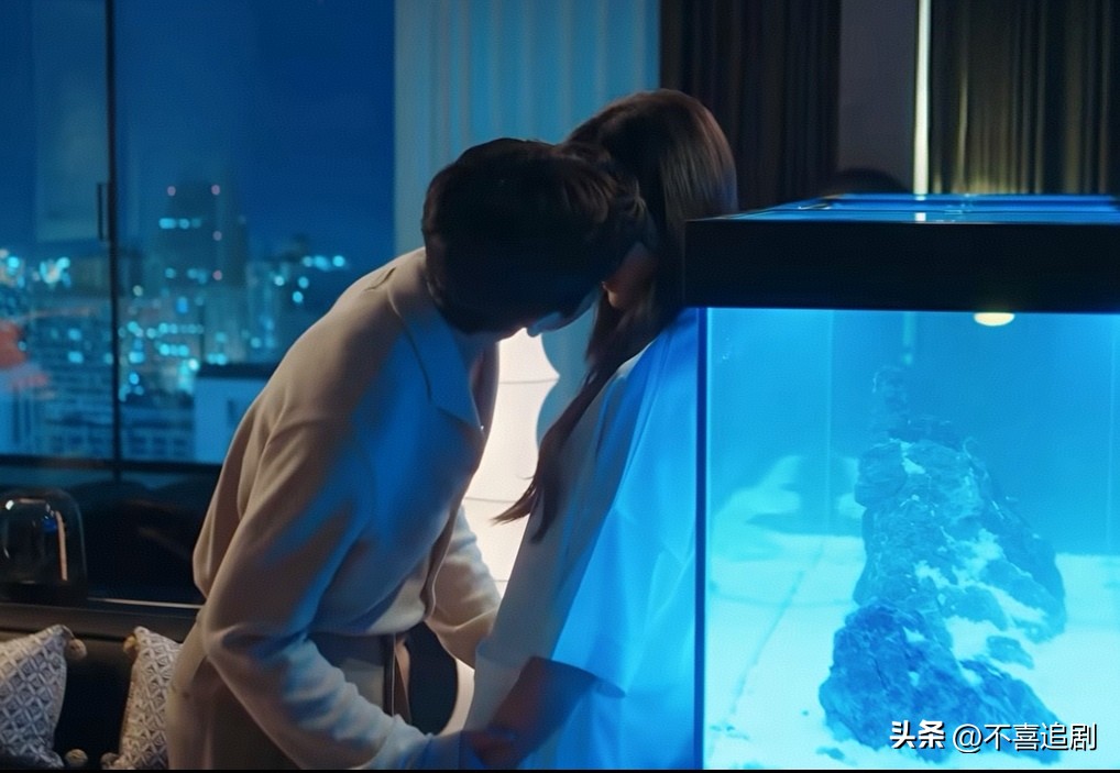 栾念的吻是弯腰往上亲，栾念真的是对桃桃是生理性喜欢啊，楼梯间那次也是，鱼缸旁的这次也是，桃桃接电话，他还亲亲人家是胳膊。
请反复观看这几段。栾念迎来了最佳宣发期  井柏然 井柏然