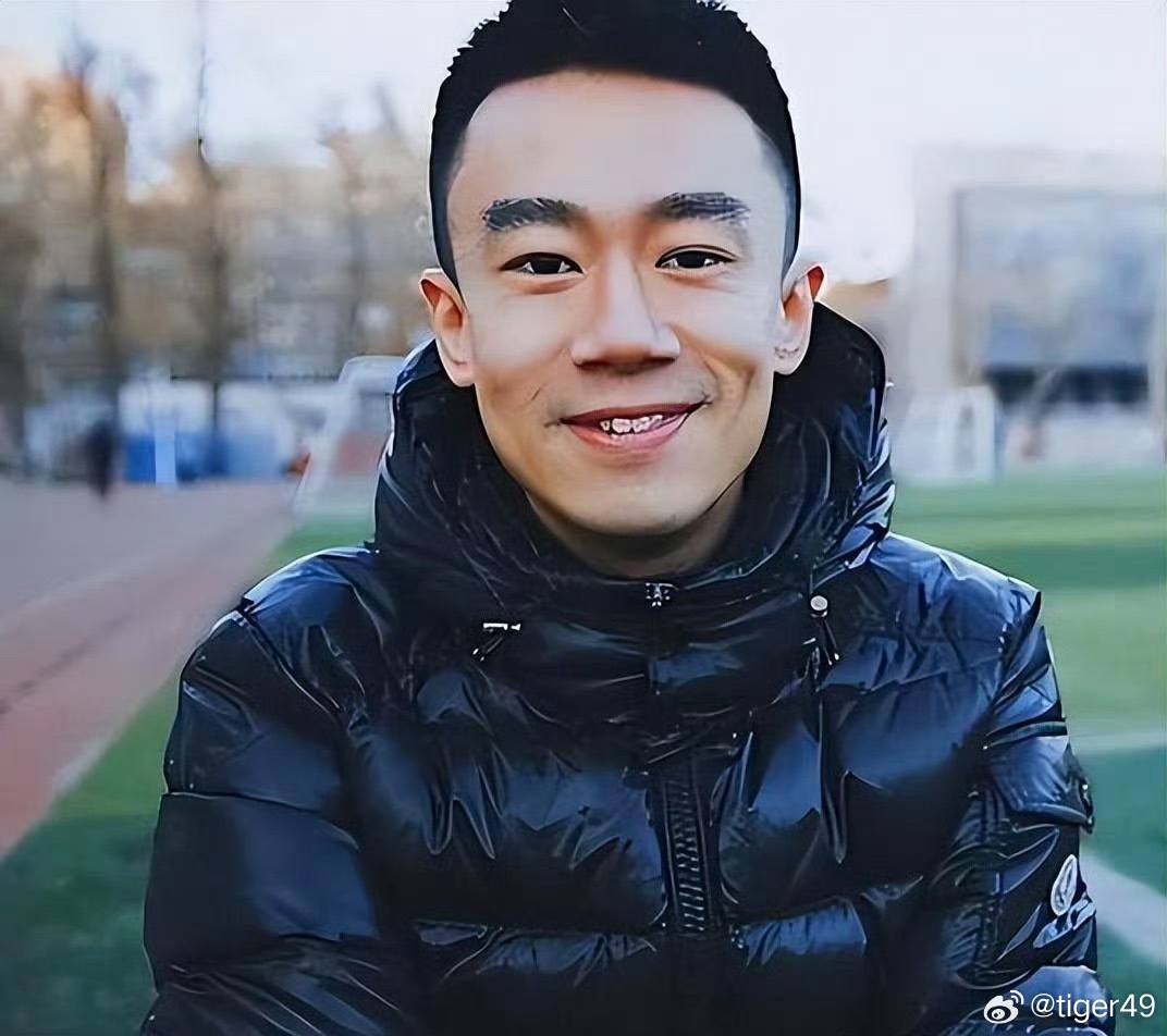 ✨李雪健儿子李亘，不靠父辈光环的新生代导演
都说星二代容易活在父母的光环之下，李雪健的儿子李亘却走出了属于自己的路。

作为老戏骨李雪健的独子，他没有选择轻易踏入演员行业，而是沉下心做导演、写剧本。
凭借电影《如果有一天我将会离开你》被大众看见，作品细腻温柔，拿到不少电影节奖项提名。 ​
