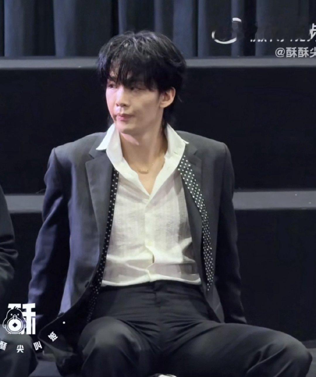 王赫野你这么坐着干甚呢 四仰八叉的🤣 ​