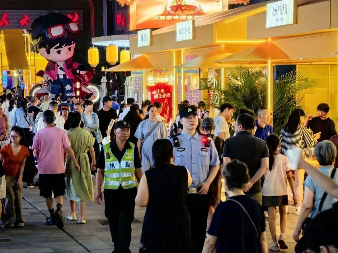 #守百姓幸福护家国平安# 灯火阑珊的街巷，人流熙攘的商圈，处处都有他们在[心] ​