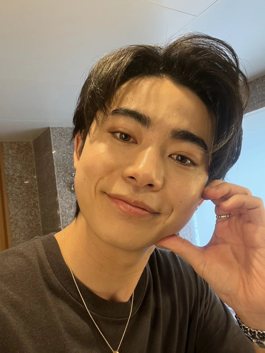 #丰田裕大[超话]#
【26.8.19】丰田裕大📕更新
 七夕快乐！
大家七夕快乐！
 
自拍挑战🤳（49/100）
 
#丰田裕大 #明星不止AB面 #七夕 #工作日常 #今日份自拍 ​