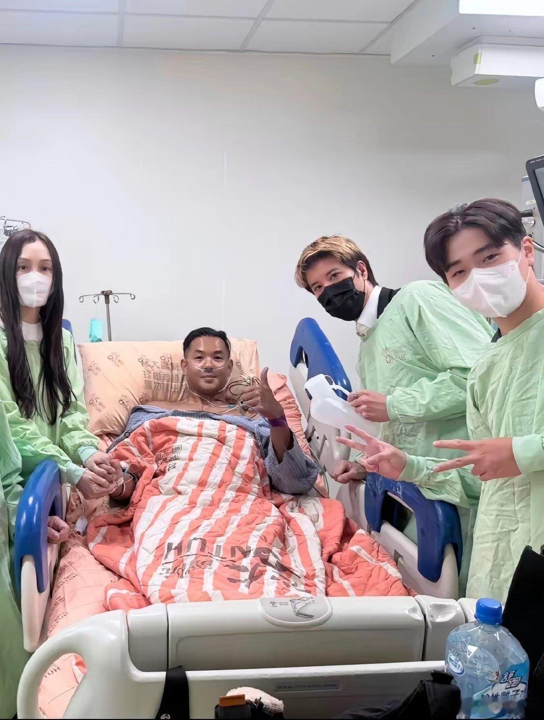 王力宏你穿西装拿niao壶是何意味 ​