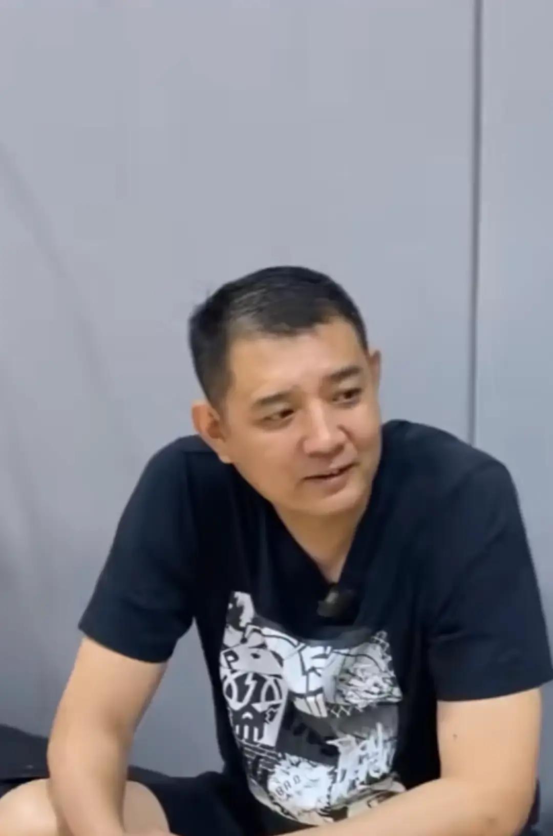 这几年
看山东男篮的比赛，真是让人心里五味杂陈，想
替他们着急，又总觉得有劲儿使不上。
巩晓彬这回真坐不住了。
作为山东篮球的旗帜，这位老爷子其实一直都在背后盯着球队。今年夏天为了换个气
象，球队是大动作不断，又是调兵遣将又是引进外援，动作幅度之大，当时看得
不少球迷热血沸腾，觉着新赛季