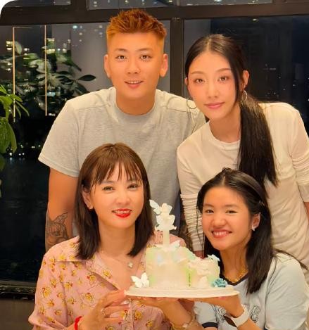 当年靠变形计赚足眼泪的“神仙母女”，戏演到今天，终究还是被一辆二手车和一件旧棉袄戳破了底色。
崔晋过生日能提一台库里南，到了李勒优好不容易考出驾照，分到的却是一辆连户都没给过的老款大众。
真金白银的差距，永远比镜头前抹眼泪真实得多。
网友翻出以前的日常才发现，这家人浑身上下换着穿名牌高定，而李