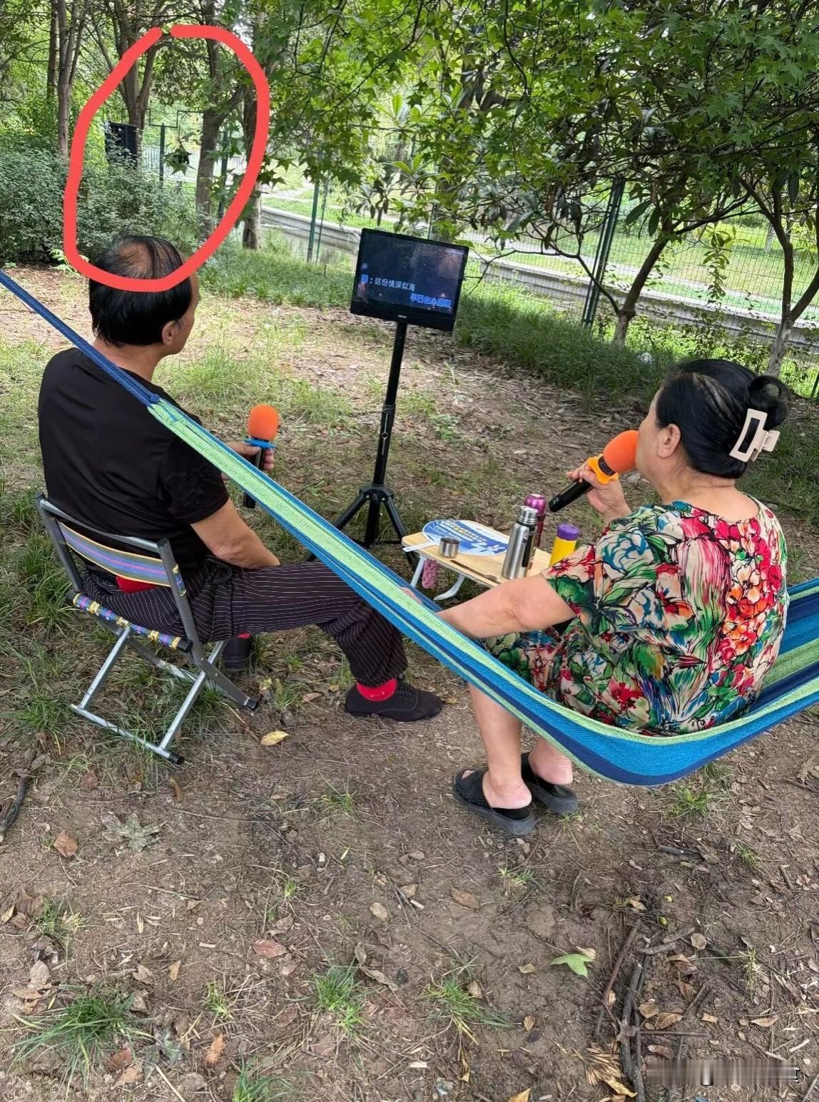 去掉滤镜的谢霆锋，戳破容貌的现实真相不知道大家有没有想过，当去掉层层滤镜之后，昔日偶像的真实模样，会带给我们怎样的感受？

近期谢霆锋的一组路人实拍画面流传开来，没有后期修饰，没有打光加持，把岁月留下的痕迹完完整整展现出来。曾经荧幕上意气风发的少年模样深入人心，再看这组生图，眼角的纹路、面部状态的变