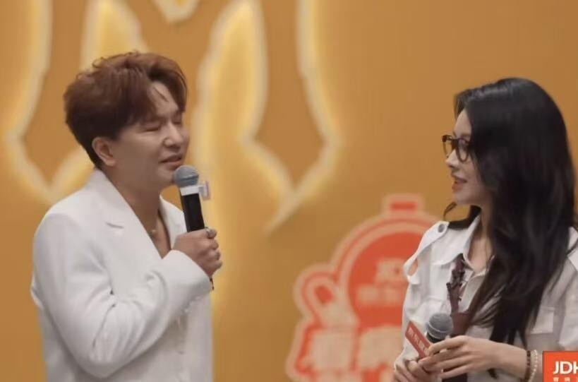 欢子这波操作，直接把“糊是有原因”的刻板印象捶死了。《披荆斩棘》直播里主持人问他为啥选喻言当送考人，他倒好，一句“因为人都被选完了”甩出来，旁边喻言笑得那叫一个勉强，屏幕外的我脚趾当场动工挖出三室一厅。就算真是节目组硬塞的搭档，成年人装个样子客气两句很难吗？更绝的是他对喻言的认知就停留在“跳唱歌手还