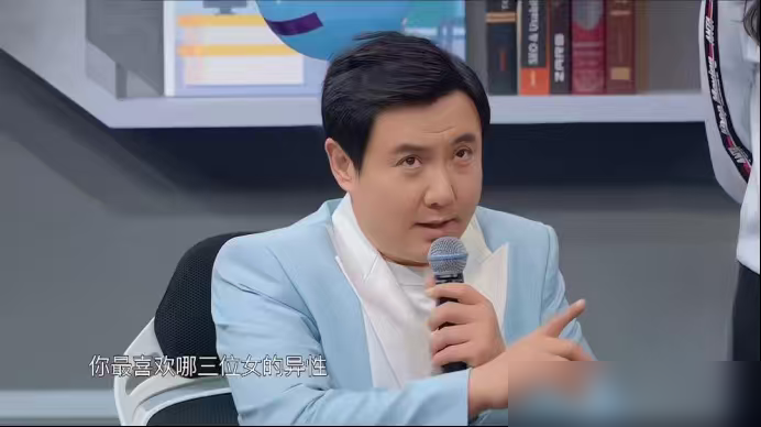 李晨答题，沈腾嘴里蹦出四个字：女的异性。全场直接笑崩，弹幕全是问号，这脑子是怎么长的，能把废话说到这么好笑的地步。
说实话，沈腾的梗单看都没道理，但在那个节奏里，就是精准。贾玲猜词能编出哭笑交叉，他在旁边补刀补得比答案还狠。两人双簧，他躲在后面专坑贾玲，贾玲越急，他越稳。相亲那段更绝，贾玲一句约会
