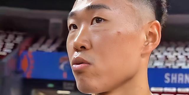 2026年4月，贺希宁拿到CBA常规赛MVP，深圳队史第一个。场均20.1分4.9篮板3.8助攻，41场全部首发。8月，深圳用4年600万顶薪把他留了下来，山东那边想挖人，没挖动。10月16日新赛季第一场，他打了35分钟，18投6中，三分8中2，16分3篮板3助攻，正负值-30+，深圳68比102输