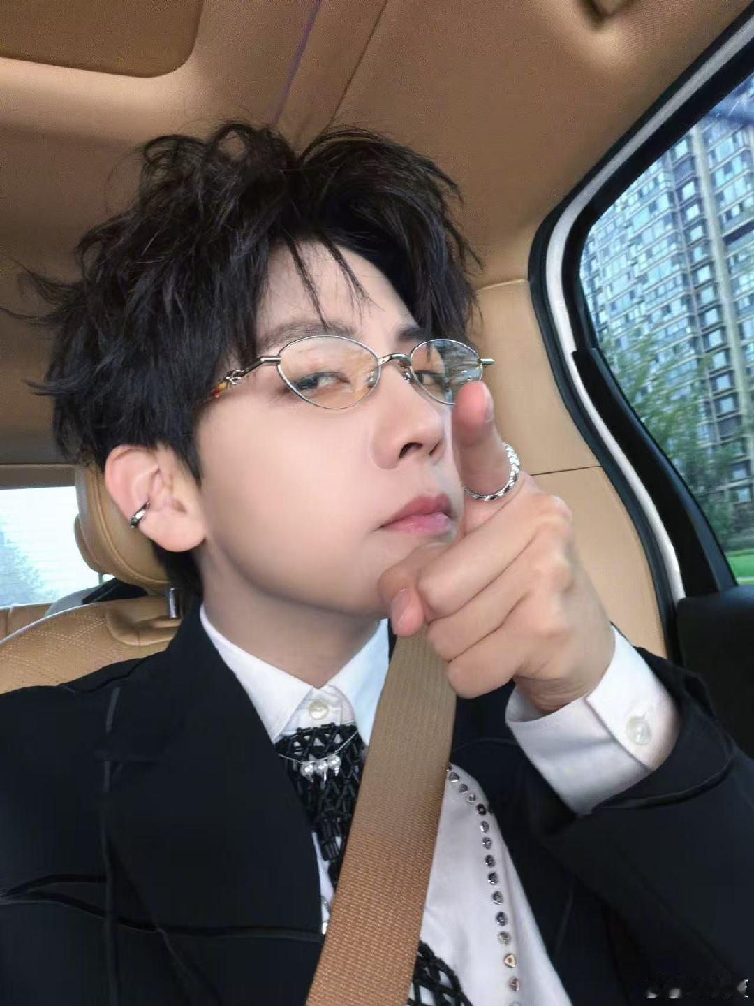 #胡夏回应小辈子脸# 反复回看这段盛典专访，聊起小辈子脸时真诚又可爱，好朋友之间毫无顾忌的互怼小故事，简简单单却特别有感染力。 ​