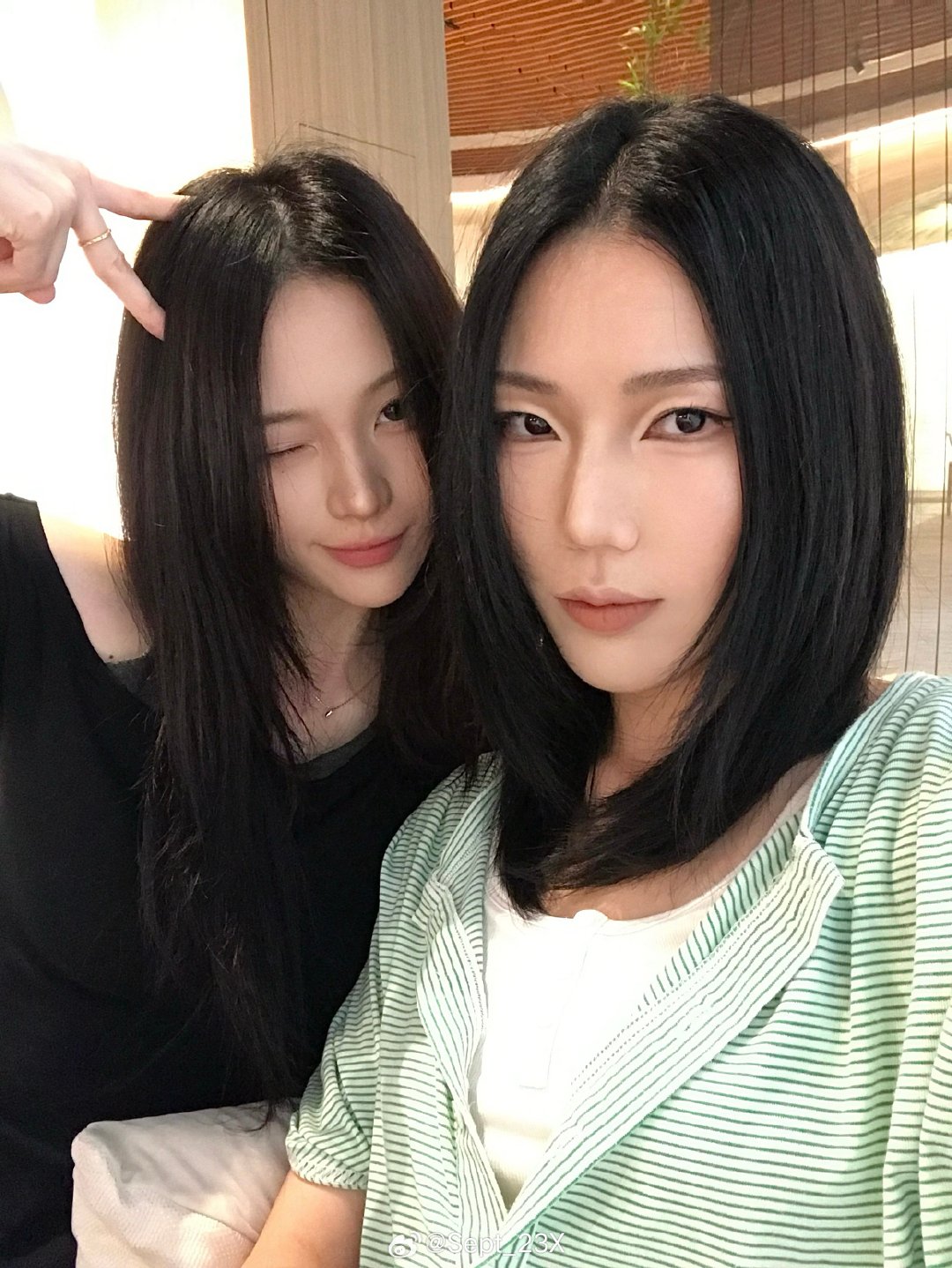 和这个贵阳的老姊妹也是世纪大会面了，认识四年没想到会在杭州见面！三个人讲话不要太搞笑，拍照的时候真的好难绷，昨天一直在努力保持苹果肌扁平[老师爱你] ​