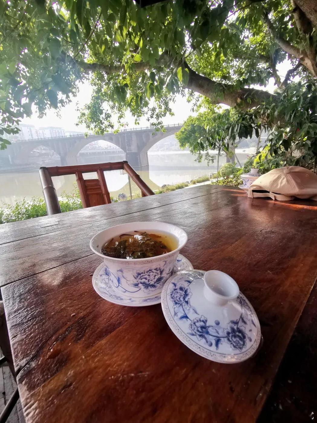 很多人看到#八大算力枢纽落子东西南北#，第一反应是找“投资机会”。
骗子比你反应还快，早就把“算力理财”的剧本写好了。

昨天在嘉陵江边上跟几个老兄弟喝茶，就有人吹“东数西算国家项目，投1万每天返现80，半年回本”，我差点一口茶喷到江面上。
这样的骗局也行？

莫要看到“国家工程”四个字就 ​