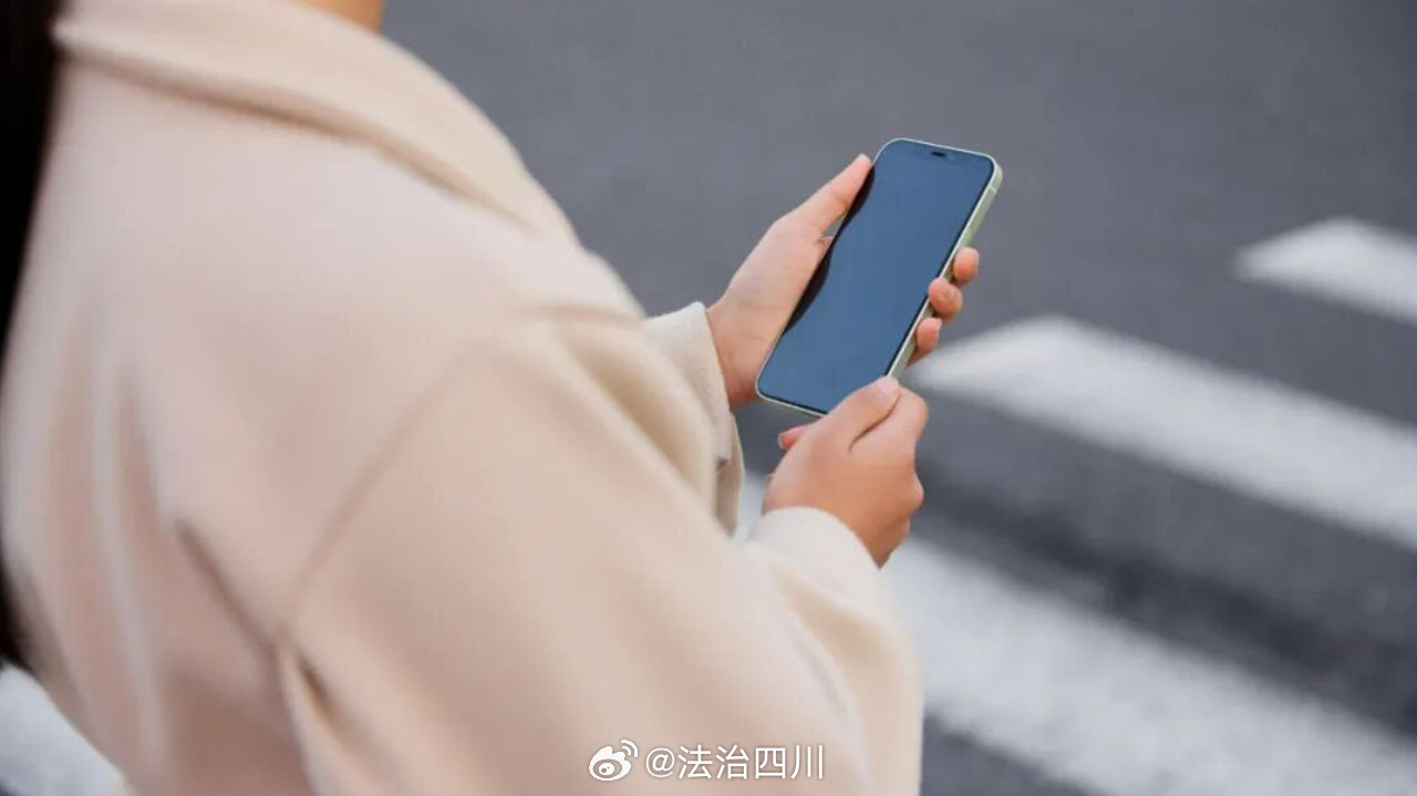20岁女孩休学在家，号称精通东西方玄学骗了18万元
​​通过融合东西方玄学话术体系

邢某在社交平台上为自己打造

“塔罗导师”“疗愈大师”人设

吸引了一批“95后”“00后”的粉丝

添加被害人微信后

进行一对一“点拨”

……

“在上班和上学之间选择上香，在求人和求己之间选择求佛”——这种流 ​