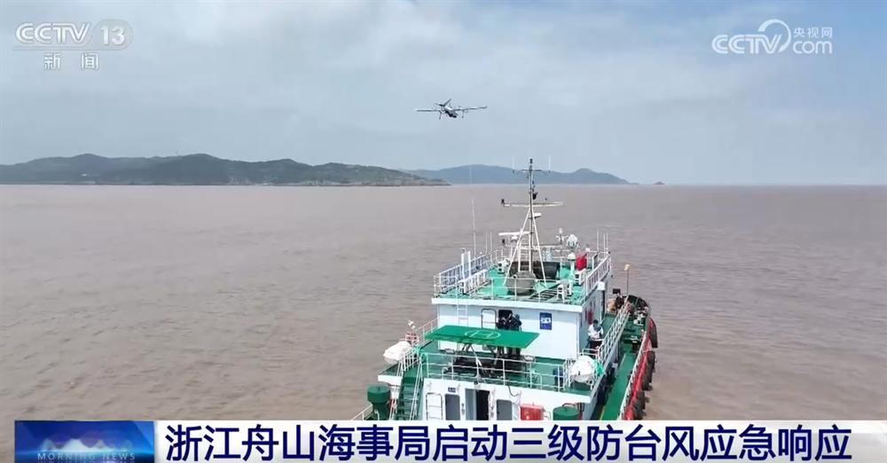 台风“科罗旺”影响我国多地沿海区域 各部门闻“风”而动保安全保民生
央视网消息：中央气象台9月5日早6点继续发布台风蓝色预警：今年第24号台风“科罗旺”目前为热带风暴级，其中心5日早5点位于琉球群岛那霸市北偏西方向大约240公里的东海东部海面上（北纬28.1度、东经126.5度），中心附近最大风力有