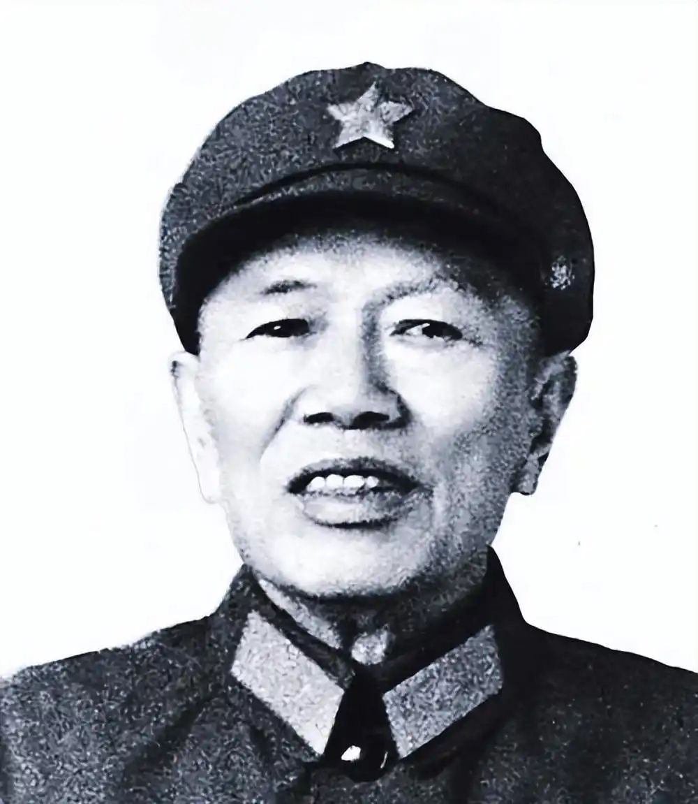 彭总全军严苛训将，唯独从不批评邓华，看似私交特殊，实则是胜战的顶级将帅逻辑

1959年，有人好奇：彭德怀脾气出了名的大，志愿军不少高级将领，包括副司令洪学智、韩先楚等，都挨过他训，唯独邓华是个例外。连彭总的夫人 浦安修 都说：“老彭脾气暴，骂人不留情，但从不骂邓华。”这话听着像个小八卦，但背后，其