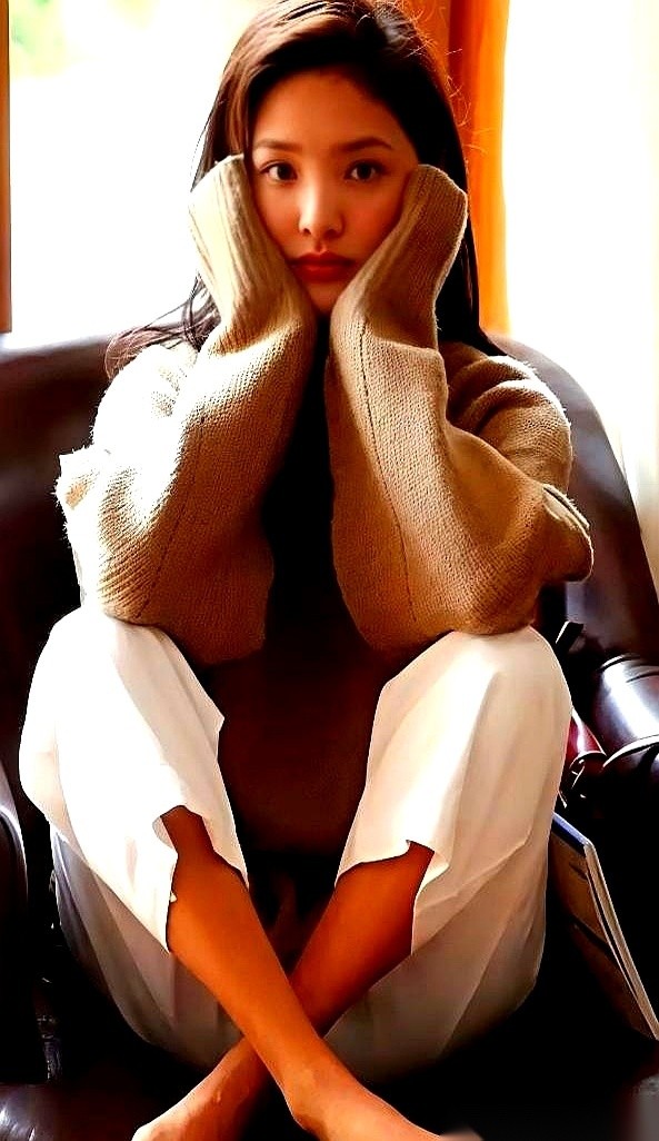 女演员章若楠私底下的做派，跟多数生怕露怯的年轻艺人反着来：别人发生活照连脚趾缝都要仔细精修，她却接连因为光着脚板、套着皱巴巴居家服的随手拍在网上惹来围观。
早些年她做网购模特，后来凭着《悲伤逆流成河》进了演艺圈，靠那张干干净净的脸在镜头前露了头，按理说该顺理成章走最挑不出错的精致路线。但她私下里有个