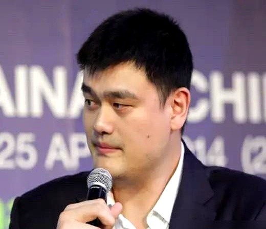 姚明坦言现在不教中锋怕误人子弟，这真不是谦虚。

NBA这几年收紧非持球手发力和非法掩护，摆明不让在篮下慢慢磨，背身硬凿成本极高。再看约基奇，场均27.7分12.9篮板10.7助攻，高位策应、拉开外线空间当战术发起点，全是姚明那个年代没打过的东西。

时代早就把中锋说明书改了，拿着老经验硬教，确实只