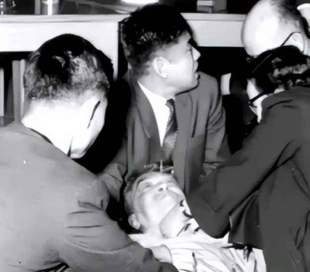 1962年，一代文豪胡适竟被人用一句话给“活活气死”！当时胡适正在一场酒会中致辞，在他之后发言的李济说了一段话，胡适就心脏病突发倒地身亡。

1962年的那场酒会，原本只是学者之间的聚会。有人谈学术，有人聊学生，气氛轻松，刚出院不久的胡适甚至少见地喝了两杯酒。

谁也没想到，几分钟后，他会在众目睽睽