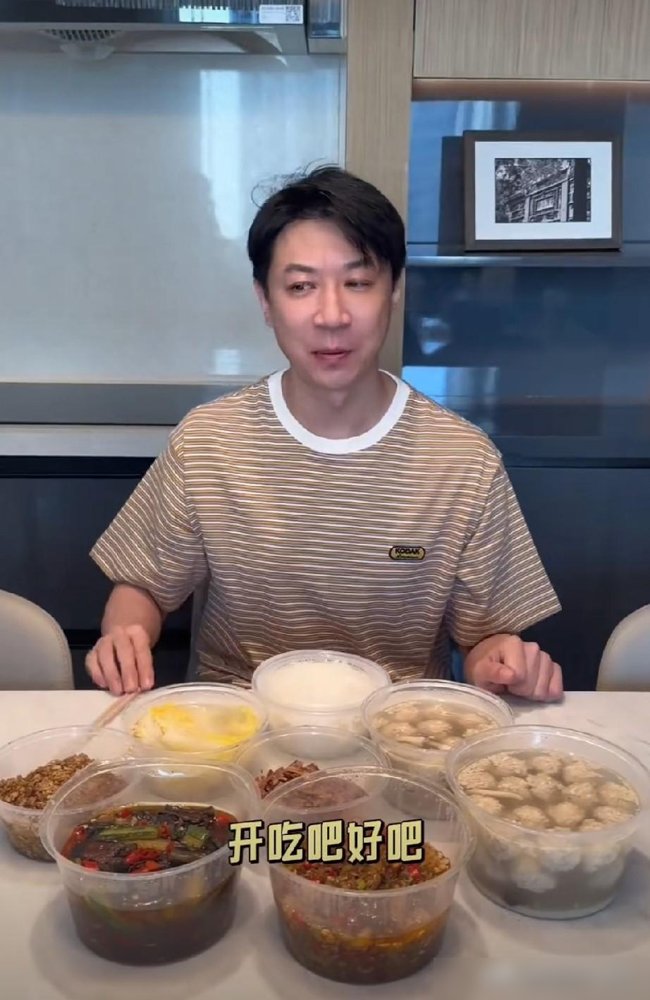 高云翔在直播间哭到失控，张维伊在话剧舞台上谢幕，台下坐着董璇。
一个把一手好牌打稀烂，一个把日子过成了连续剧。张维伊主演的《看不见的客人》哈尔滨首演，董璇专程飞过去，散场后两人直奔烤串店。之前《大话西游》演至尊宝，董璇就坐在观众席，卸了妆出来俩人抱一块儿。
台上是戏，台下也是戏。董璇上台说话那几
