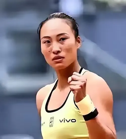 美网主办方现在肠子都悔青了吧？

拒绝给伤愈复出的郑钦文外卡，非要把名额留给久疏战阵的大小威卖情怀。结果人家硬生生从资格赛杀进八强，还0-5逆转了斯瓦泰克。

这张外卡发出去的时候，主办方大概觉得是做了一笔稳赚不赔的买卖。

大小威的名字往那一摆，门票不愁卖，话题不用愁，情怀牌一打，老球迷的眼泪都得
