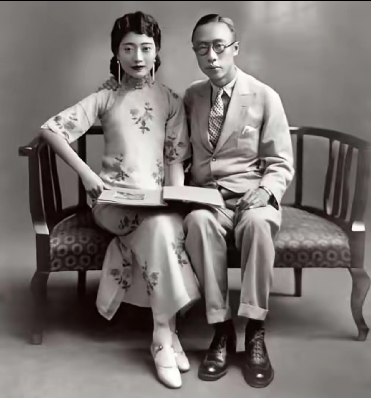 溥仪临终前坦言：我一生不碰婉容，并非厌恶她，而是大婚夜那一眼毁了我的一生，击碎了我所有的尊严，究竟是怎样的一眼? ​​​

​其实 “那一眼”并非婉容嫌弃，而是溥仪因生理缺陷产生的自卑与恐慌。大婚之夜，16岁的溥仪揭开婉容盖头，面对年轻貌美的皇后，他因自身隐疾无法圆房，感到极度尴