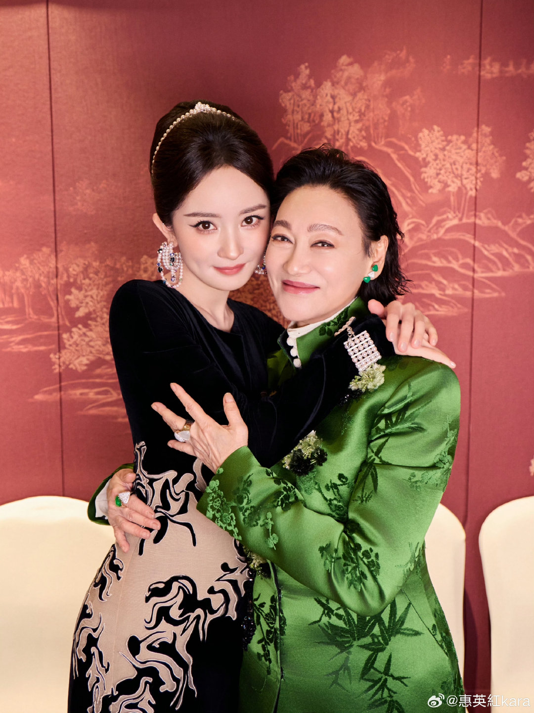 芭莎盛典上，杨幂与惠英红合照，期待早日合作，惠英红也说了“等待合适的剧本，一定会的”[流鼻血]
#杨幂[超话]# ​