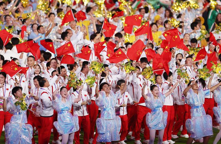 全场沸腾！中国代表团入场，现场哇声一片太震撼