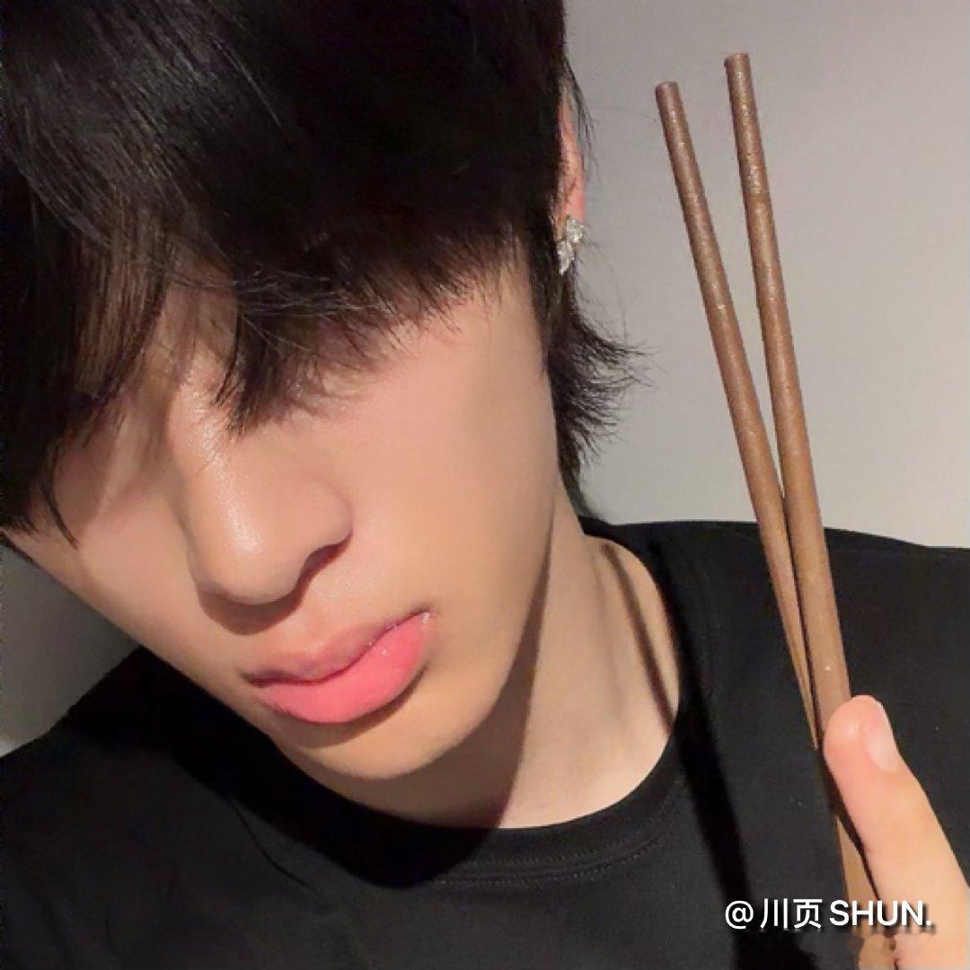 #张峻豪[超话]##中秋节快乐#中秋挑战之九月二十五只吃月饼 ​