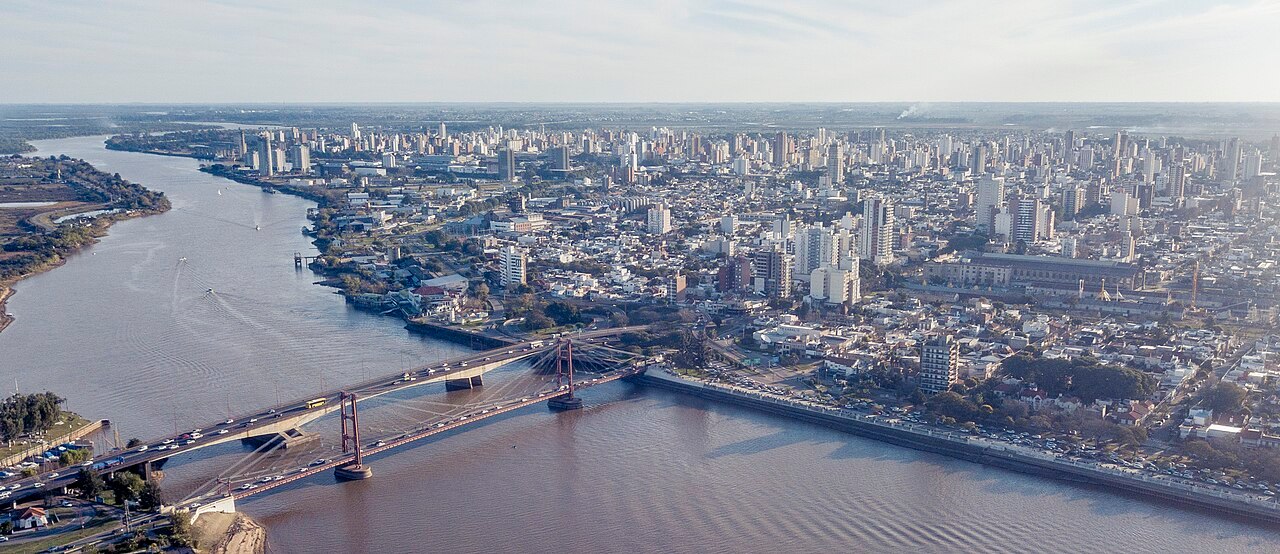 阿根廷圣菲市议会通过决议，将塞图巴尔泻湖东侧一条长约1500米的滨河大道正式更名为“莱昂内尔·梅西滨河大道”。该路段是省会最具代表性的地点之一，每天有数千人到访。此举旨在表彰梅西对阿根廷足球历史的卓越贡献。

同时，计划在步行道不同区域增设带有梅西相关标识的新路牌，并增设一座献给他的雕 ​
