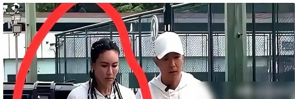 刘畊宏估计怎么也想不通。

我当年跟着他的直播间跳了快八个月，最开始魔怔到每天饭前饭后都要站秤上称两遍，掉个二三两能乐半天，涨个一斤连晚饭都敢直接断，现在回头看真的是踩了天大的坑。

你看Vivi天天跟着连跳一两个小时，肌肉量蹭蹭涨，体重数字当然稳得很，可她皮肤紧精神足，穿同款衣服比同体重的干瘦姑娘