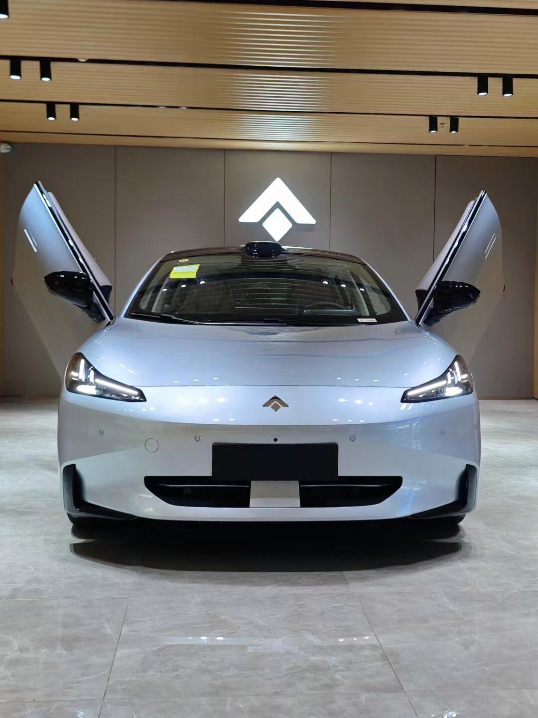 2026 款昊铂 GT：轿跑的运动感，从来不是只贴个造型标签
在我看来，2026 款昊铂 GT 没把 “轿跑” 做成单纯的外观噱头。低趴俯冲的车身姿态配上流畅的溜背线条，加上无框车门的设计，视觉上的运动感已经很突出，但真正的质感，都藏在实际开起来的反馈里。
后置后驱的布局让前后配重更均衡，过弯的时候
