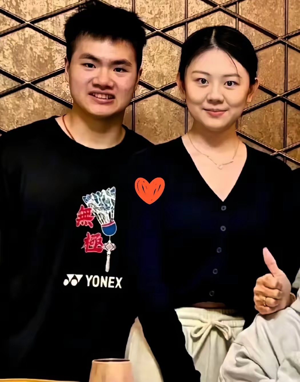 原来梁伟铿也结婚了，他的另一半是十分低调做人的人，很少在大众面前露面，在梁伟铿与王昶夺得世锦赛冠军后，她也第一时间进行祝贺，成功人士的背后都有一个贤惠的妻子支持，祝贺梁王组合。