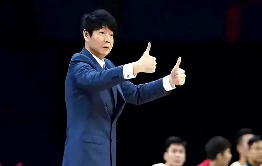高诗岩拿D类，陶汉林陈培东拿C类，山东男篮新名单一出，邱彪手里的牌终于不是补丁摞补丁了。

王岚嵚回归是关键，高诗岩不用场场被锁死还硬扛进攻。祝铭震顶到三号位能顶能投，山东队过去最怕的硬锋线彻底不虚了。内线杨文学跟在陶汉林身后，就像提前存好的存单。外援更是各管一摊不抢戏，法耶干脏活，班顿吃错位，普卢