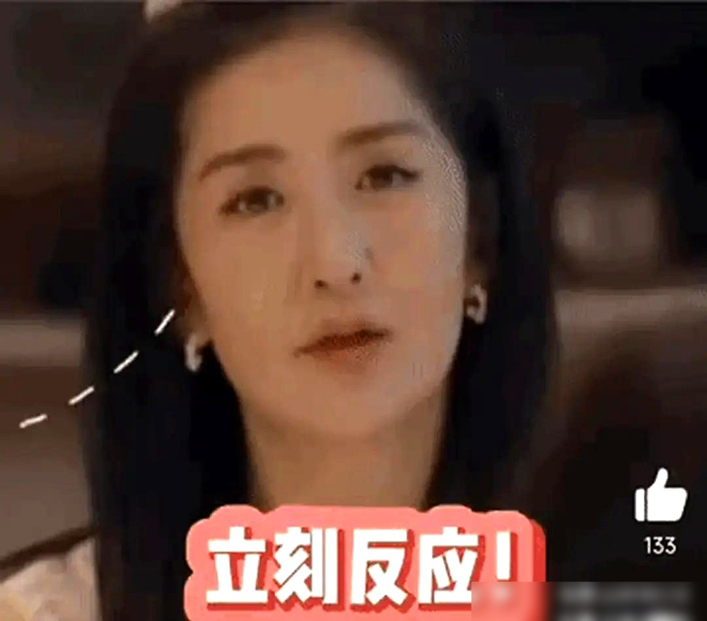 袁咏仪一句不喜欢那个女的，谢娜脸当场就僵了。
饭桌上聊到《谁是凶手》，袁咏仪说看得压抑，顺嘴就来了句我不喜欢那个女的演的角色。完了还凑过去问谢娜：那个女主角叫什么？
井柏然嘴快：赵丽颖，赵丽颖！
谢娜跟赵丽颖什么关系？铁瓷。她赶紧扭头跟何炅补：我们特别喜欢！那架势，生怕慢一秒就传成谢娜默认袁咏