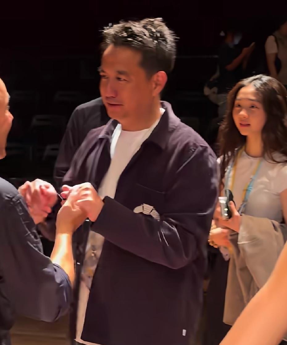 19岁，一年学费40多万，黄多多第一次进电影剧组，对手戏演员是王一博和汤唯。她8岁在《爸爸去哪儿》被骂太会演、心机重，17岁读错常用字被嘲绝望的文盲。一个在骂声里泡大的女孩，怎么一上来就站到了这个位置。
骂声从8岁就开始了
2014年《爸爸去哪儿》第二季，黄多多是几个孩子里年纪偏大的那个。节目播出后