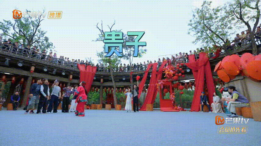 现场路人纯粹的善意格外戳人，叮嘱孙杨多疼老婆。孙杨从容回应，言语间满...