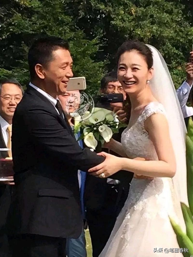 李小冉对离婚毫不在意！
2026年10月19日，李小冉在微博发文官宣和徐佳宁离婚，称：“去年已离，互不牵扯，互不打扰，祝各自安好”。话说得轻飘飘的，毫不在意的样子。
可让人感慨的是，普通人总把离婚当成天大的难事，离了婚之后多半形同陌路，基本老死不相往来。反倒娱乐圈的人，把离婚看得和换件衣裳差不了多少