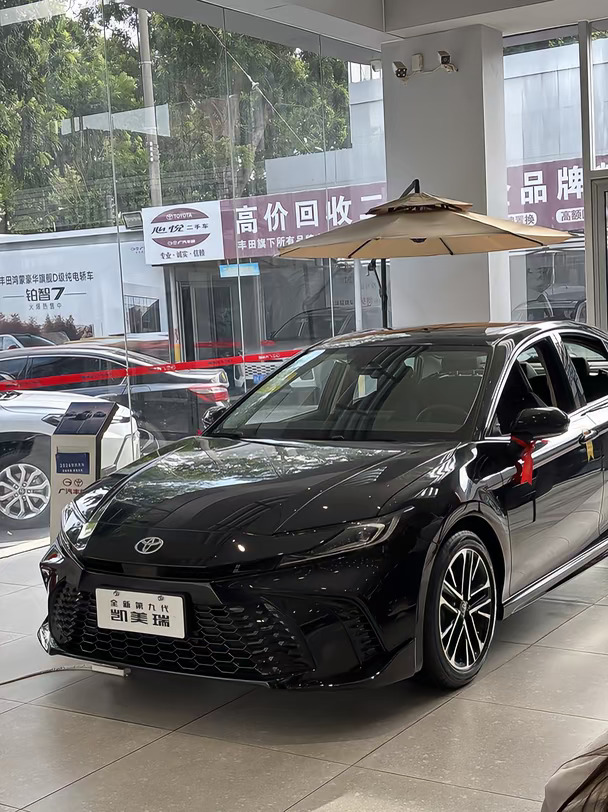 第五代双擎油耗低至4.2L，加92号油，一箱油跑一千多公里。
双叉臂后悬架，高速行驶稳，过减速带滤震柔和。
TSS4.0智驾辅助，早晚高峰通勤，缓解堵车疲惫。
#广汽丰田 #凯美瑞 #2027款凯美瑞 #适合女生开的车 #茂名买车就找我
