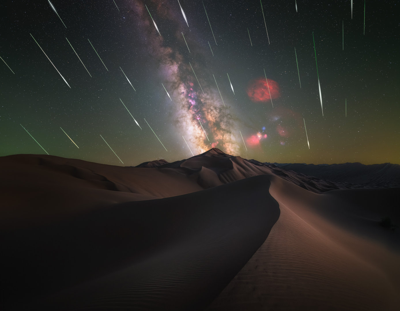 《荒漠星痕》
2026年英仙座流星雨，摄于巴丹吉林沙漠。
浩瀚沙海之上，银河自地平线升起，流星划过漫长夜幕，将转瞬即逝的光芒留在荒漠深处。以两晚共47颗流星的轨迹叠合，让原本稍纵即逝的星痕汇聚成一场属于沙漠的天穹盛宴。

富士GFX100S II+耐司16mm f2.8+星空原野赤道仪
地面部分：ISO1000 f2.8 30s
银河部分：ISO1600 f2.8 120s，7张堆栈
流星部分：ISO12800 f2.8 8s，选取2晚共计47颗辐射点对齐
#自然物语##微博影像年#