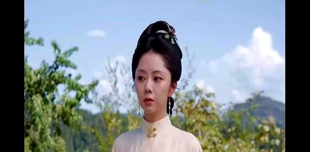 张铎和柯蓝演父母，第一集就双双下线，观众当场炸了，全在骂剧组浪费演员。

其实内娱这玩法真不新鲜。

戏份少不等于白演。当年何穗客串《何以笙箫默》镜头不到两分钟，照样有人记到现在。董晴一身染血锦衣拎着斧头追人，看着是个狠角儿，其实是男二官配，戏份没多少，角色一下就立住了。

张铎柯蓝过早下线能惹来这