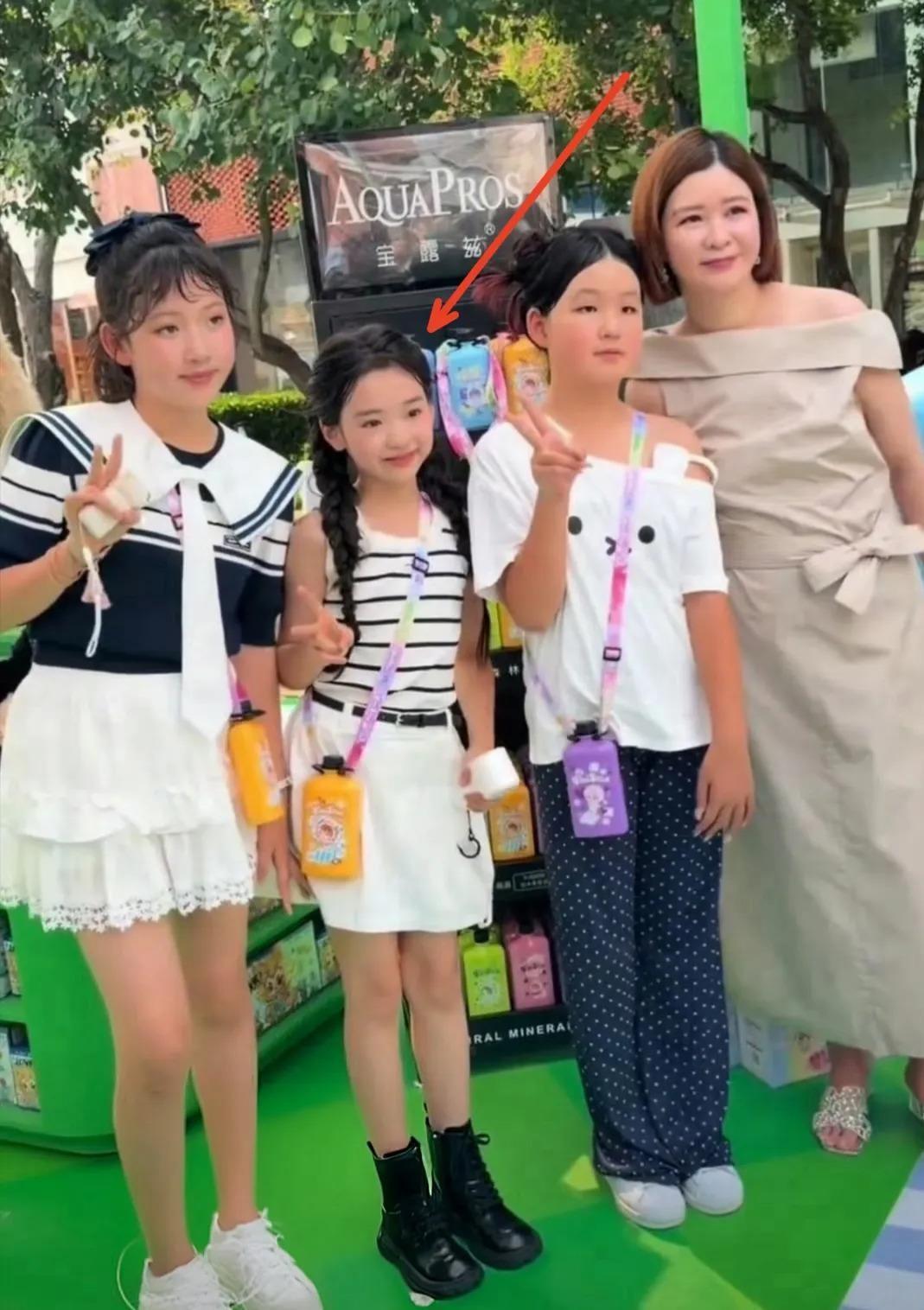小酒窝把杜华女儿一次次推向C位，自己默默退到边上的画面，看得我心里不是滋味。这场品牌活动上，8岁的她笑得大方，动作利落，反倒是叮当站在中间显得有点拘谨，杜华在旁边打圆场说按高矮顺序来就行，大人眼里的寻常事，搁这孩子身上就成了全网显微镜下的“人情世故”。说实话我不觉得这叫什么早熟，更扯不上讨好，一个父
