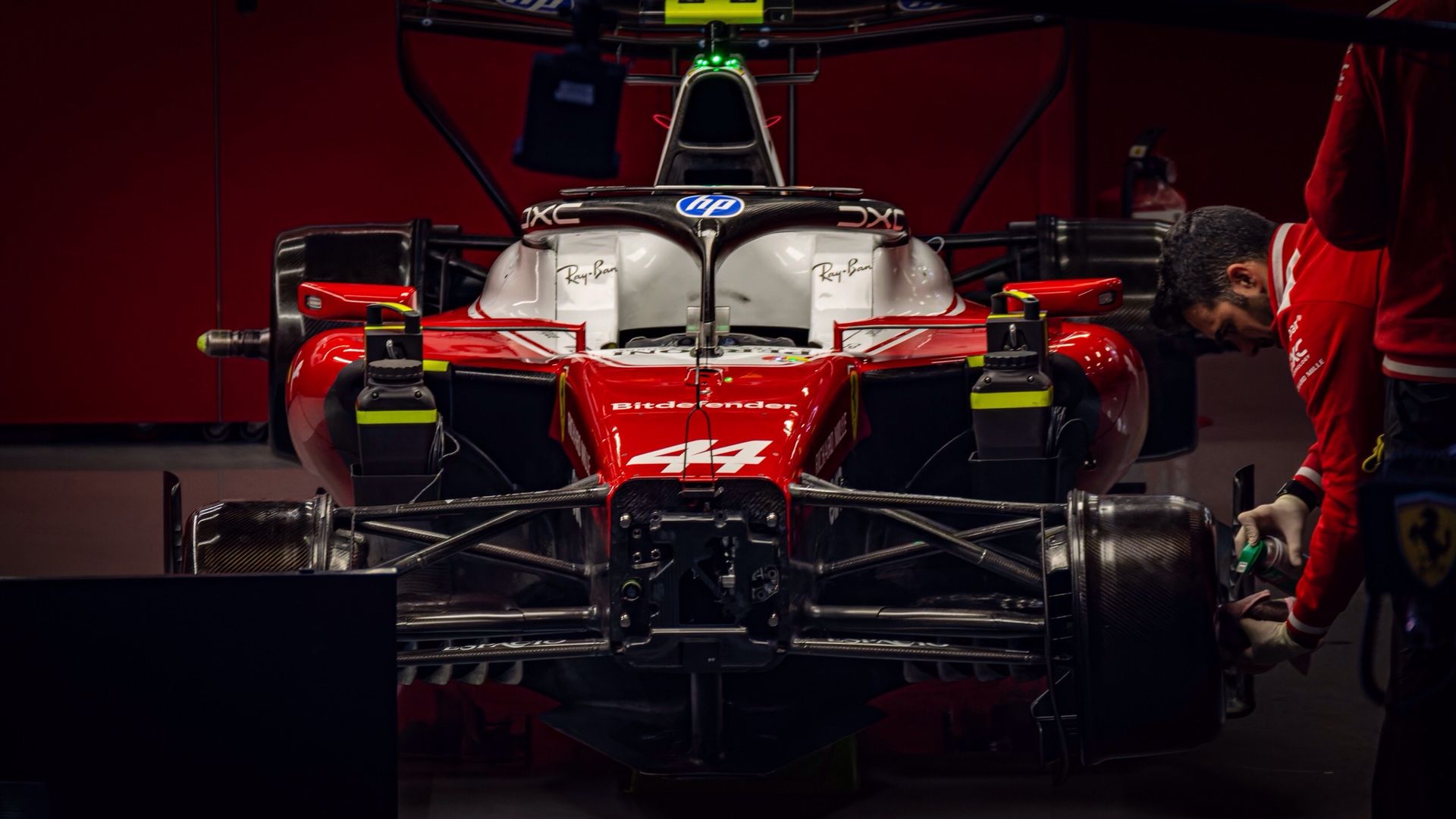 DRS 退役之后，2026 的 F1 赛车为什么每圈都在 &34;变形&34;
用了十五年的 DRS 今年退役，换成前后翼同时动作的主动空力：进弯翼片合拢攒下压力，上直道一起放平让出风阻。听着像 DRS 加强版，真正的变量在脚下 ——MGU-K 电机从 120kW 涨到 350kW，内燃机被压到 400kW 上