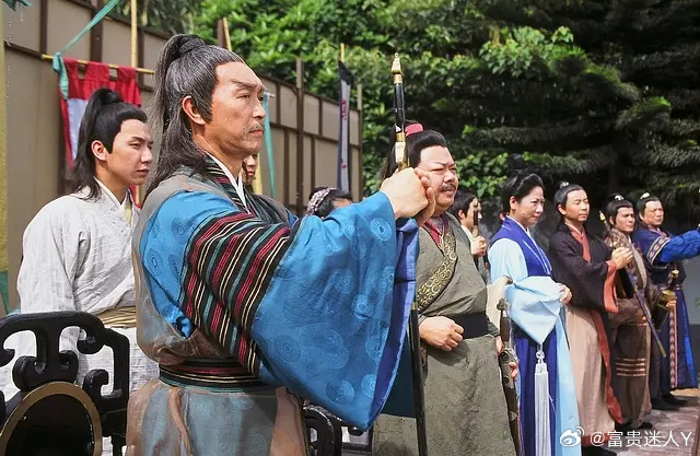 #TVB[超话]##怀旧经典影视##经典港剧# 
圆月弯刀  （1997 / 剧情 / 武侠 / 古装）
主演：古天乐 / 梁小冰 / 温碧霞 / 张兆辉 / 张翼 / 王伟 / 李颖
👀全20集

简介：天外流星的传人丁鹏（古天乐 饰）是武林新秀，在他向君子剑的柳若松（张兆辉 饰）下战书后，柳若松以父亲丧期为由将比武推迟一月。丁 ​