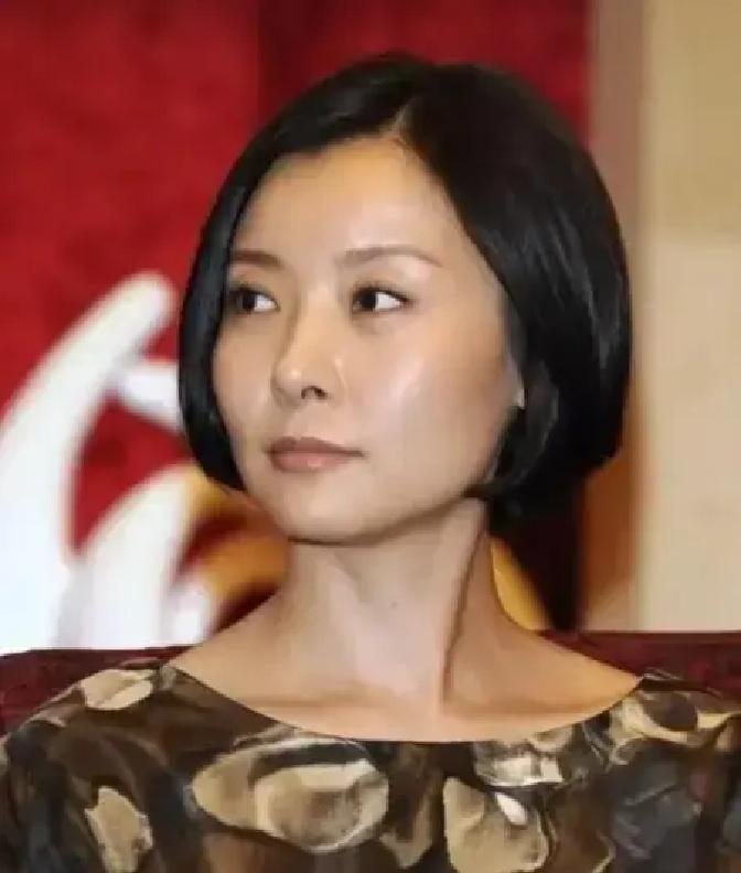 演员柯蓝说，其实我原名叫钟好好，1972年出生在北京的部队大院里，我的爷爷是开国上将钟期光，五十七位开国上将之一，还写过《钟期光回忆录》，爸爸钟德苏也曾是武警某部副参谋长。
 
柯蓝说完这句，端起面前的白水喝了一口。采访的记者是个年轻女孩，笔在纸上停了一下，抬头看她。
 
“所以很多人觉得，您一路走