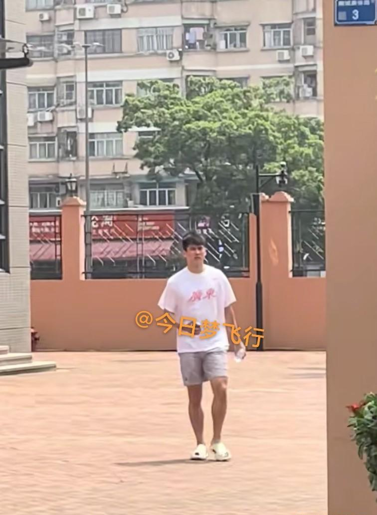 别急着给广东队哭丧，俩小将活蹦乱跳啥事没有！
事情是这样的：前些天广东宏远跟蒙古联赛冠军SG猿人队打了场内部教学赛，赛后网上直接炸了锅——“陈家政膝盖废了”“张家睿崴脚了”“一场热身赛折损两员大将”的消息满天飞，配上球迷拍到陈家政走路一瘸一拐的视频，搞得好像新赛季还没开打就要先报废两个年轻人似的。