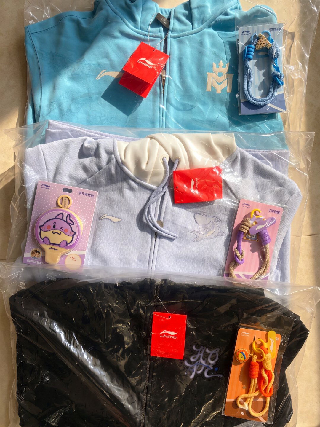 听说这几款都是在WTT大满贯公园非常抢手的产品——从上到下依次是王曼昱卫衣&手机挂链，孙颖莎卫衣&手机挂链&吧唧毛绒包，王楚钦卫衣&手机挂链[憧憬]
马上拍开箱视频，后面也会在我的小red书开播售卖，等我[心] ​